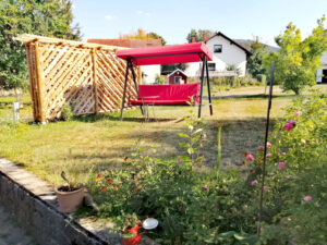 E3_Sitzplatz_Garten_Hollywoodschaukel__ferienwohnung_wandern_erholung