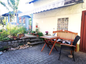 E3_Sitzplatz_Garten_Holzbank_ferienwohnung_wandern_erholung